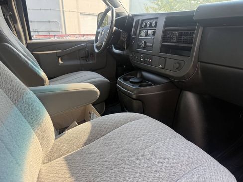 Used 2017 Chevrolet Express 3500 RWD image 10