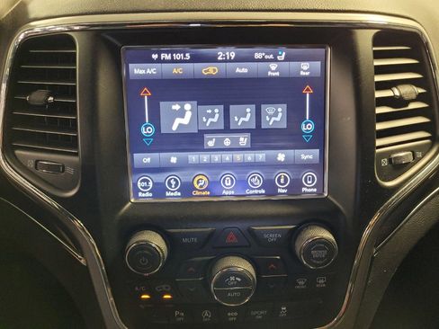 Used 2018 Jeep Grand Cherokee Overland AWD/4WD image 25