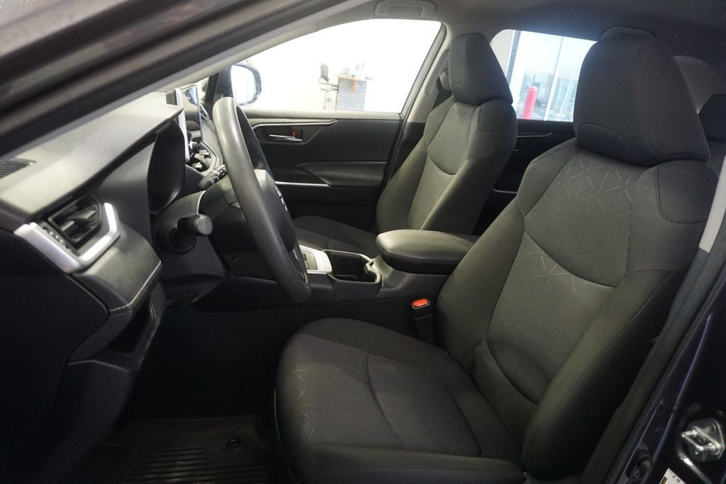 Used 2025 Toyota RAV4 XLE AWD/4WD image 16
