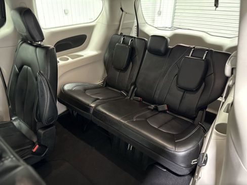 Used 2023 Chrysler Pacifica Touring-L image 26