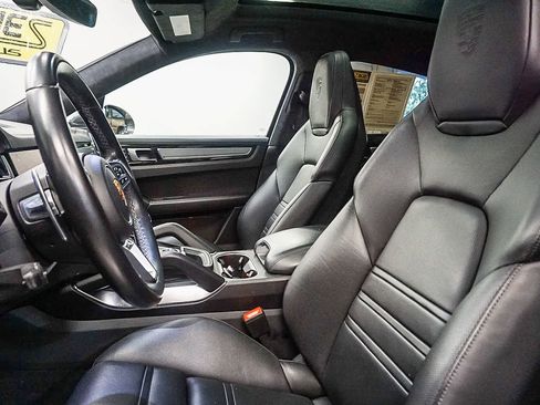 Certified 2022 Porsche Cayenne Turbo AWD/4WD image 18