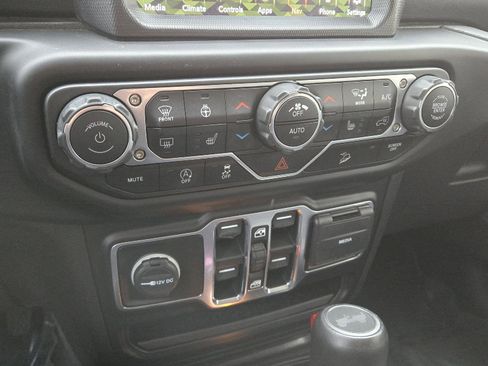 Used 2020 Jeep Wrangler Unlimited Sahara image 24