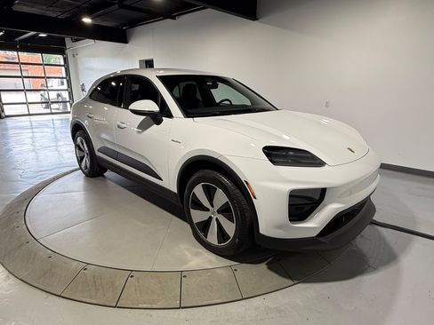 Used 2024 Porsche Macan 4 Electric AWD/4WD image 8
