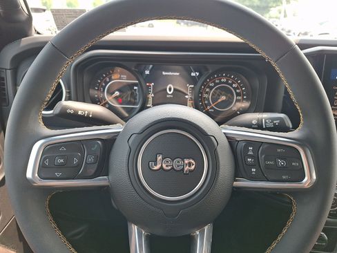Used 2024 Jeep Wrangler Unlimited Sahara w/ Technology Group AWD/4WD image 18