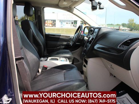 Used 2016 Chrysler Town & Country Touring-L image 14