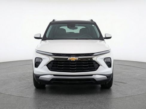 Used 2025 Chevrolet TrailBlazer LT FWD image 2
