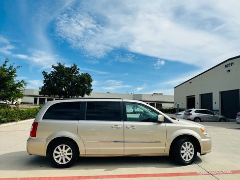 Used 2014 Chrysler Town & Country Touring FWD image 10