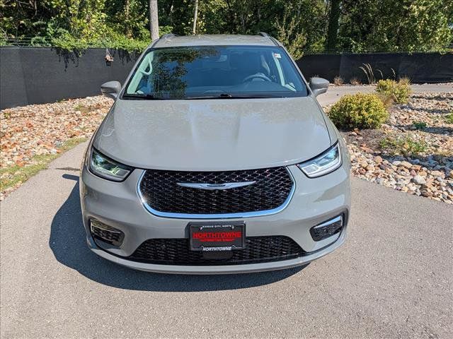 Used 2022 Chrysler Pacifica Touring-L w/ Uconnect Theater Family Group FWD image 8