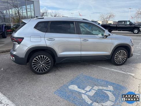 Used 2025 Volkswagen Taos SE image 33