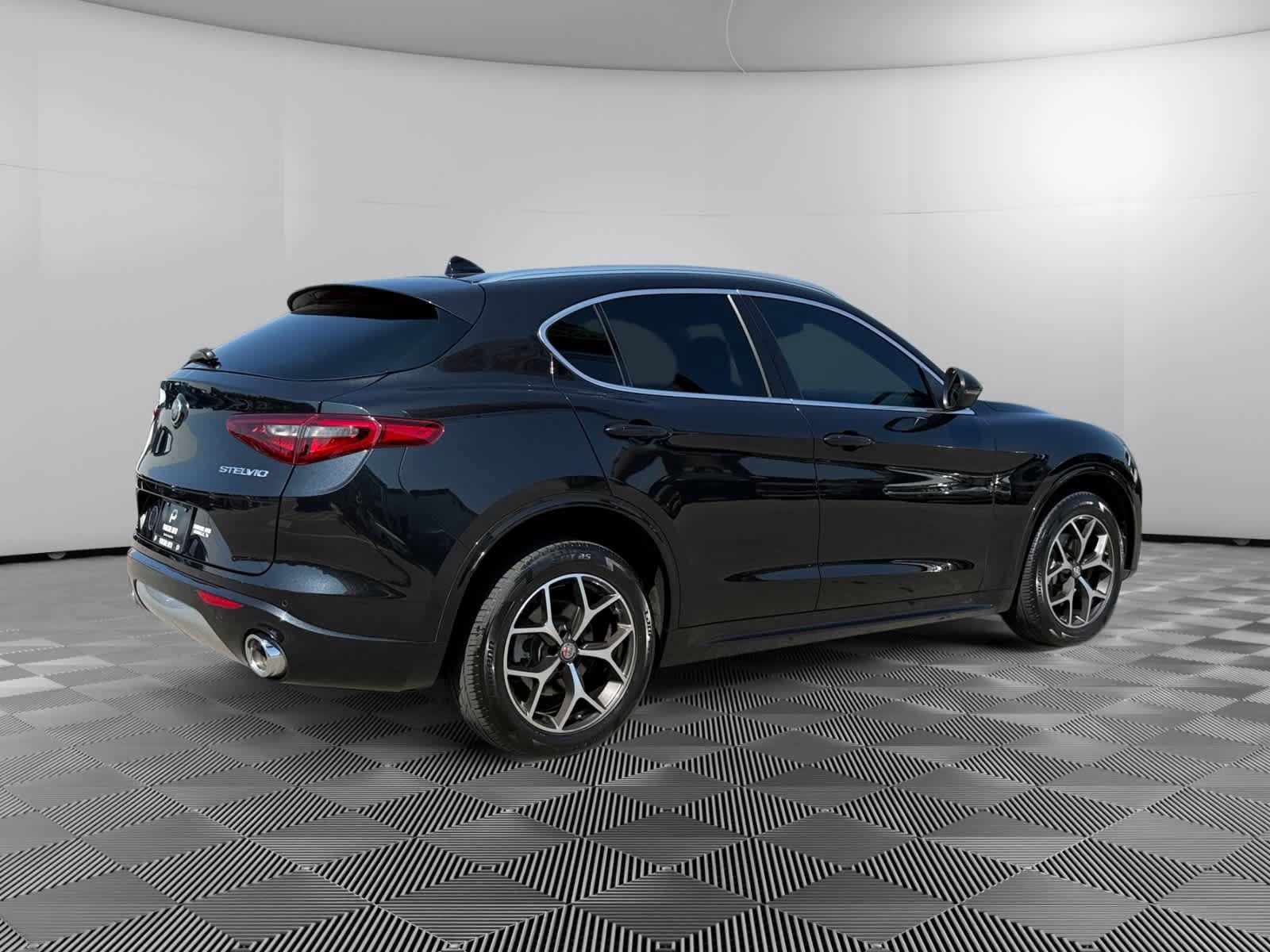 Used 2021 Alfa Romeo Stelvio Ti w/ Active Assist 2 Package TI AWD/4WD image 5