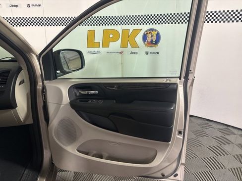 Used 2015 Dodge Grand Caravan SXT w/ UConnect Hands-Free Group image 15