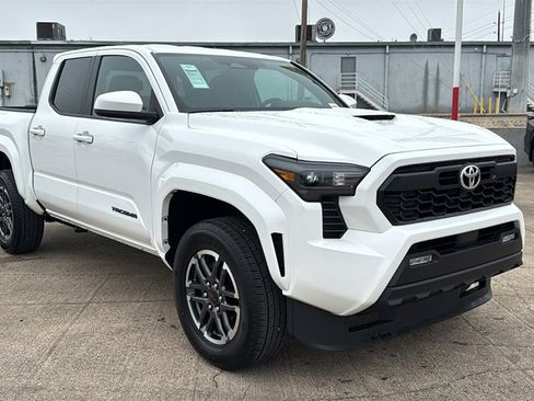 Certified 2025 Toyota Tacoma TRD Sport image 3