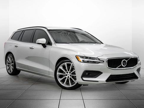 Used 2020 Volvo V60 T5 Momentum image 7