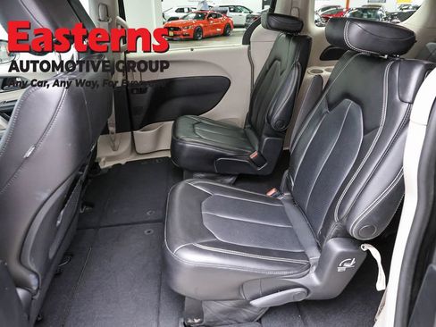 Used 2023 Chrysler Pacifica Touring-L FWD image 21