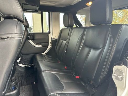 Used 2017 Jeep Wrangler Unlimited Sahara w/ Connectivity Group image 13