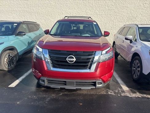 Used 2022 Nissan Pathfinder SV w/ SV Premium Package image 2