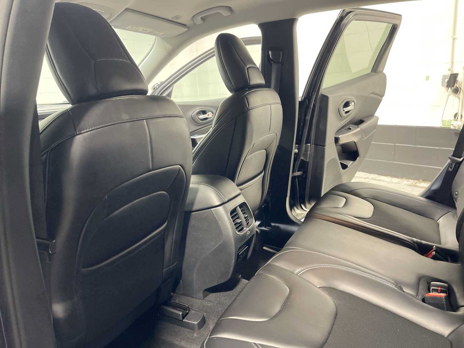 Used 2019 Jeep Cherokee Latitude Plus w/ Cold Weather Group AWD/4WD image 12