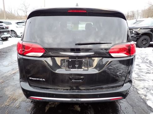 Used 2020 Chrysler Pacifica Touring image 4