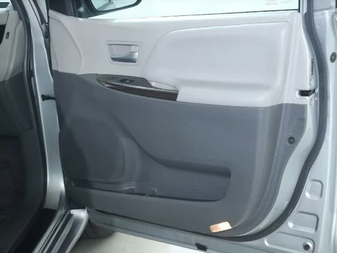 Used 2015 Toyota Sienna XLE Premium AWD/4WD image 35