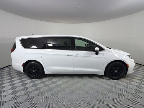 Used 2023 Chrysler Pacifica Touring FWD image 4
