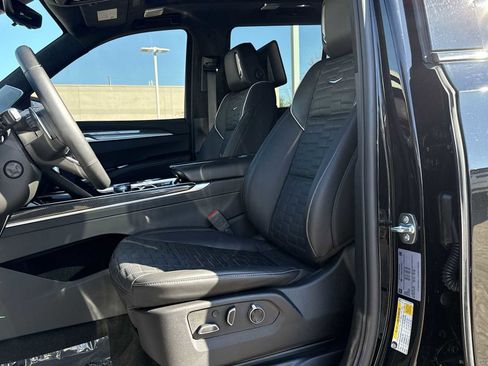 Used 2025 Cadillac Escalade V image 15