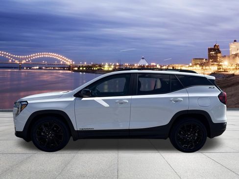 Used 2024 GMC Terrain SLE w/ Driver Convenience Package image 2