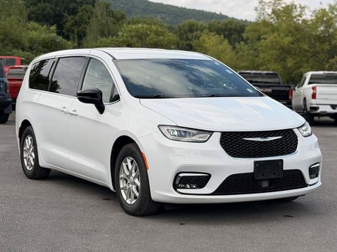 Used 2026 Chrysler Pacifica Select FWD image 1