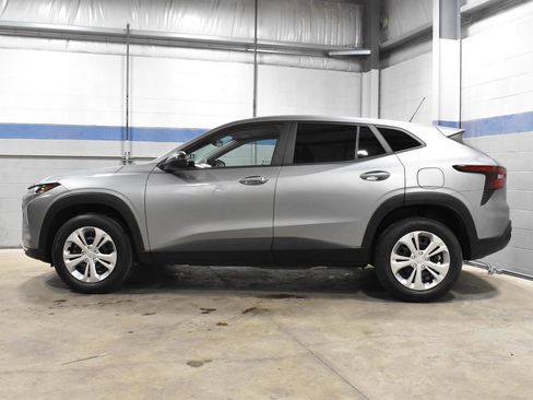 Used 2024 Chevrolet Trax LS w/ Driver Confidence Package FWD image 21