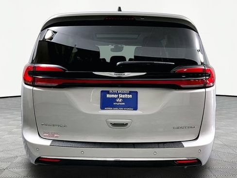 Used 2024 Chrysler Pacifica Limited FWD image 5