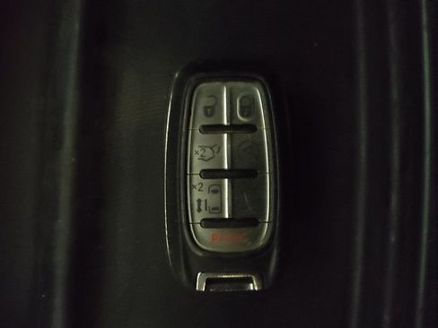 Used 2017 Chrysler Pacifica Touring-L FWD image 32