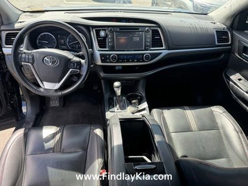 Used 2019 Toyota Highlander SE w/ Carpet Mat Package (TMS) FWD image 6