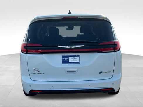 Used 2023 Chrysler Pacifica Limited FWD image 4