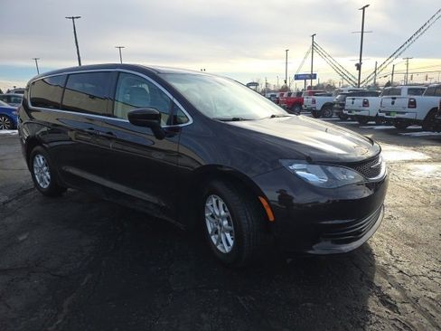 Used 2017 Chrysler Pacifica Touring image 8