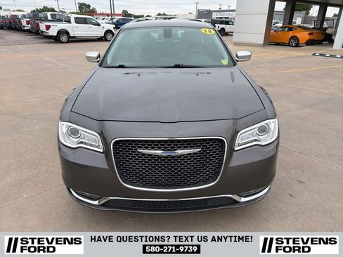 Used 2018 Chrysler 300 Limited RWD image 10