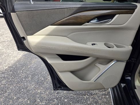 Used 2020 Cadillac Escalade Luxury image 12