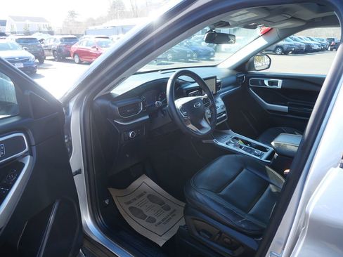 Used 2020 Ford Explorer XLT w/ Equipment Group 202A image 9