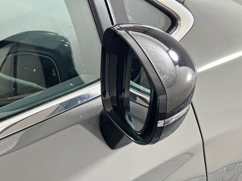 Used 2025 Chrysler Pacifica Select image 10