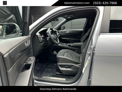 Used 2024 Volkswagen Atlas Cross Sport SE image 17