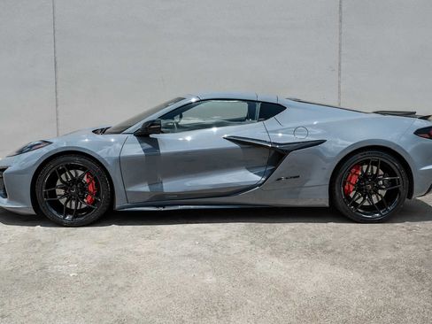 Used 2025 Chevrolet Corvette Z06 RWD image 11
