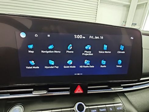 Used 2024 Hyundai Elantra SEL w/ Convenience Package image 14