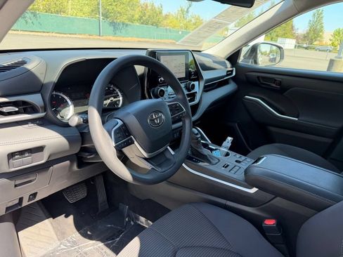 Used 2023 Toyota Highlander L AWD/4WD image 16