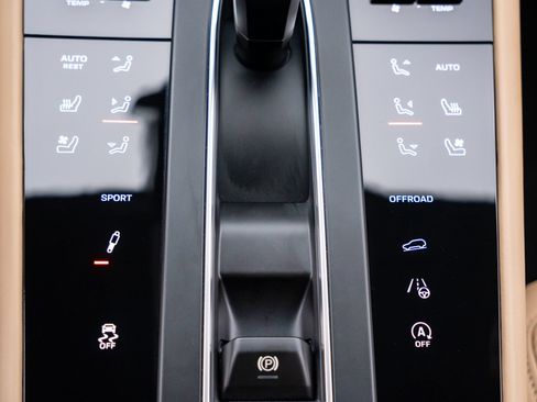 Certified 2026 Porsche Macan S AWD/4WD image 18