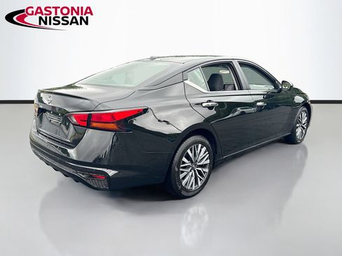 Used 2025 Nissan Altima 2.5 SV FWD image 9