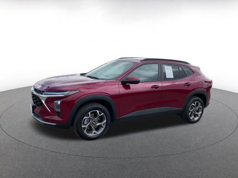 Used 2025 Chevrolet Trax LT w/ LT Convenience Package image 8