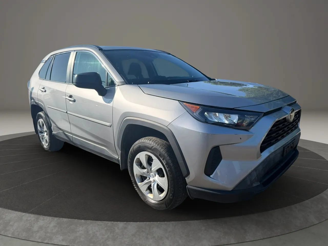 Used 2021 Toyota RAV4 LE AWD/4WD image 3