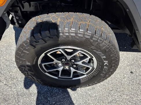 Used 2024 Jeep Gladiator Rubicon AWD/4WD image 15