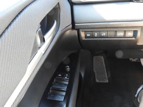 Used 2025 Toyota Camry SE FWD image 18