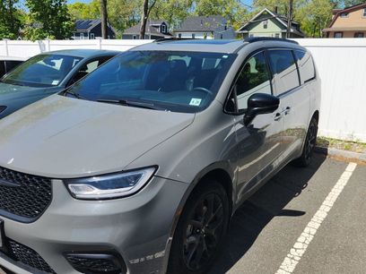 Used 2023 Chrysler Pacifica Limited w/ S Appearance Package
