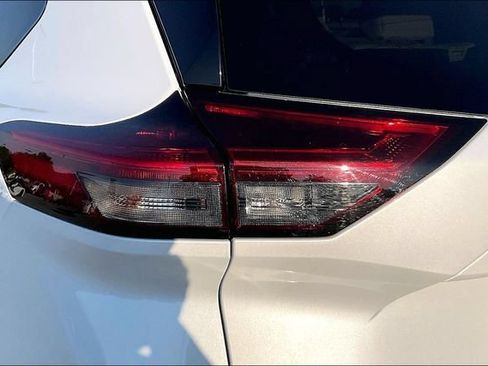 Used 2024 Nissan Rogue SL w/ SL Premium Package FWD image 28
