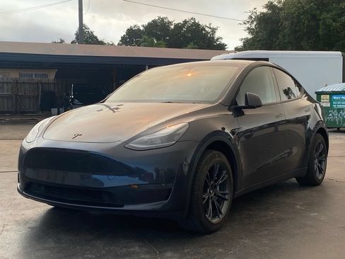 Used 2024 Tesla Model Y Long Range RWD image 2